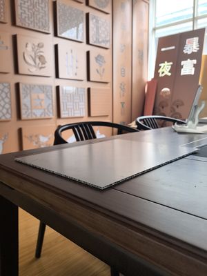 Das gewürfelte Profil verbessert nicht nur die strukturelle Integrität der Platten, sondern schafft auch eine dynamische, moderne Ästhetik.