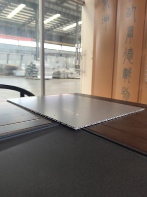 A2-Aluminium-Golfplatten verbinden Sicherheit und Raffinesse für dauerhafte Außenwanddekoration.