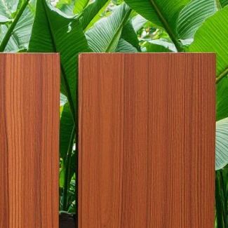 Holzeffekt PVDF-Panel 3 mm dicke Aluminiumlegierung Umweltschutz PE Fluorkohlenstofffarbe Prozess für Innenarchitektur